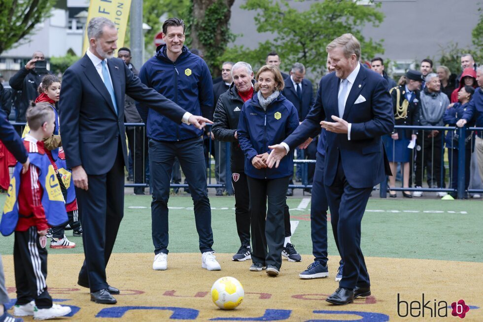 El Rey Felipe VI y Guillermo Alejandro de Holanda haciendo el saque de honor en la Fundación Cruyff