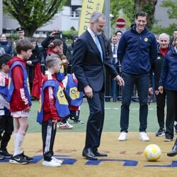 El Rey Felipe VI y Guillermo Alejandro de Holanda jugando al fútbol en la Fundación Cruyff