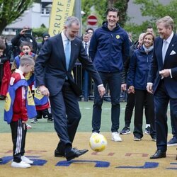 El Rey Felipe VI jugando al fútbol junto a Guillermo Alejandro de Holanda en la Fundación Cruyff en su Visita de Estado a Países Bajos