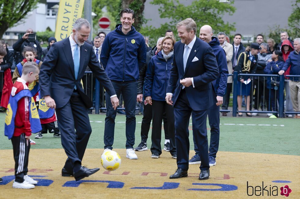 El Rey Felipe VI jugando al fútbol junto a Guillermo Alejandro de Holanda en la Fundación Cruyff en su Visita de Estado a Países Bajos