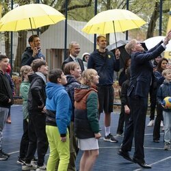 Guillermo Alejandro de Holanda jugando al baloncesto en la Fundación Cruyff en la Visita de Estado de los Reyes de España a Países Bajos