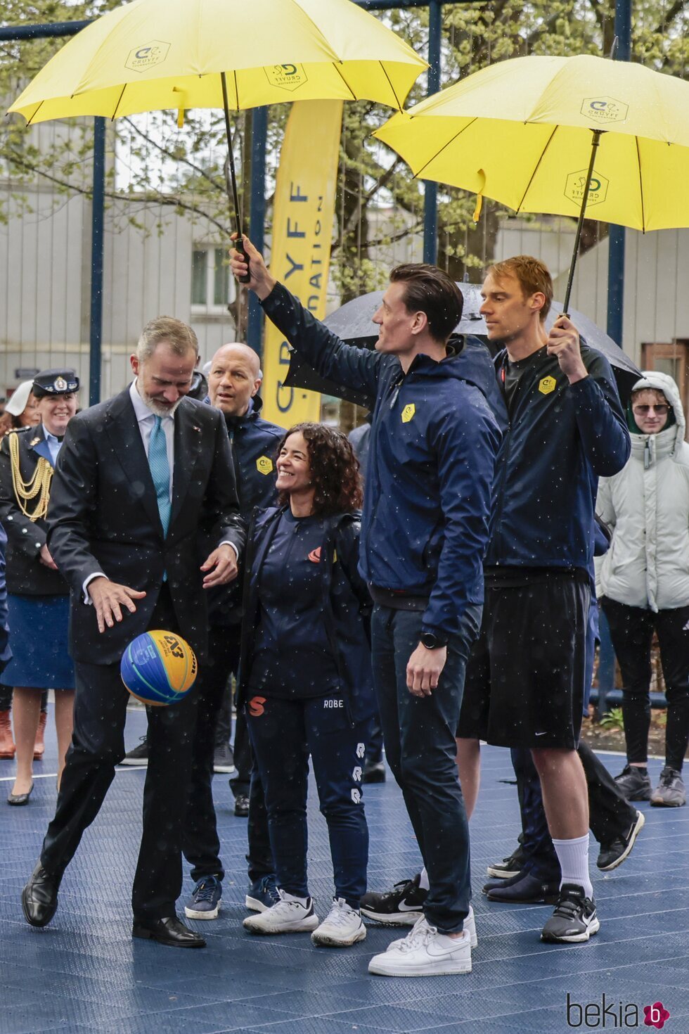 El Rey Felipe VI con un balón de baloncesto en la Fundación Cruyff en su Visita de Estado a Países Bajos