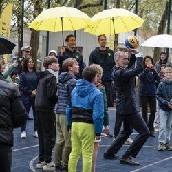 El Rey Felipe VI jugando al baloncesto en la Fundación Cruyff en su Visita de Estado a Países Bajos