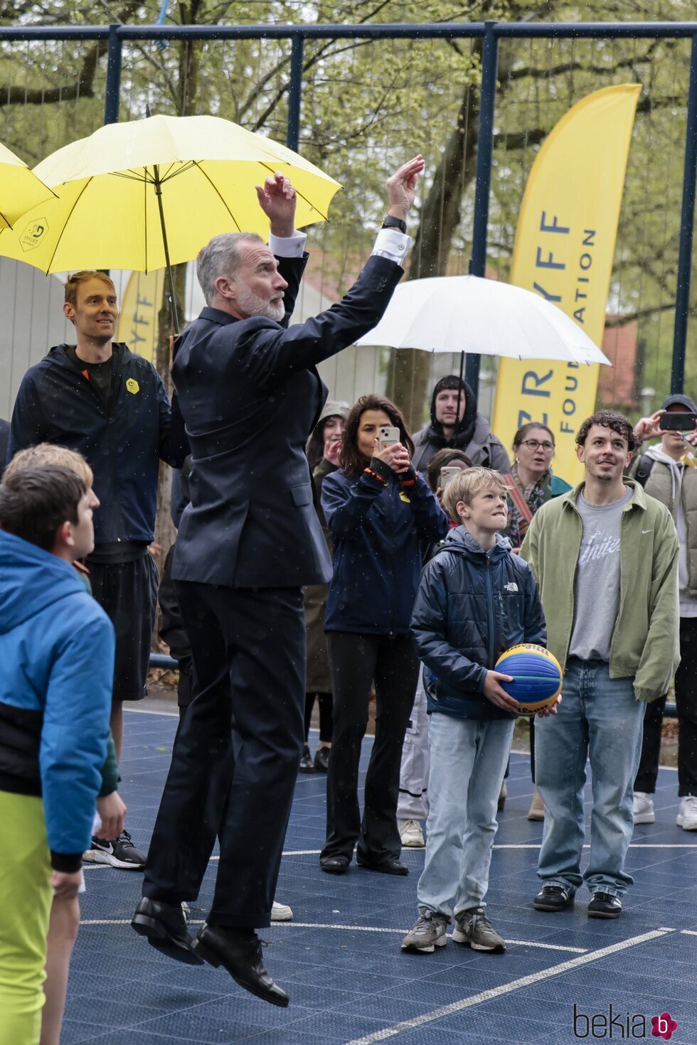 El Rey Felipe VI jugando al baloncesto en su Visita de Estado a Países Bajos