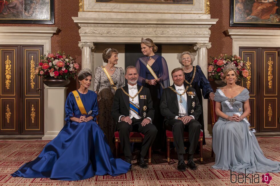 Los Reyes Felipe y Letizia posan con la Familia Real Holandesa en la cena de gala por su Visita de Estado a Países Bajos