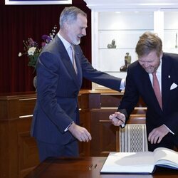 El Rey Felipe VI  y Guillermo Alejandro de Holanda bromeando en el Foro Empresarial entre España y Países Bajos