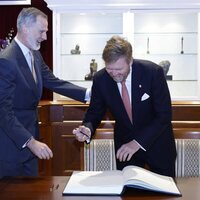 El Rey Felipe VI  y Guillermo Alejandro de Holanda bromeando en el Foro Empresarial entre España y Países Bajos