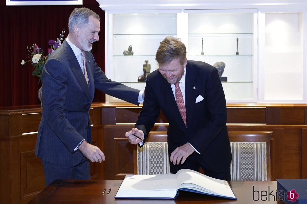 El Rey Felipe VI  y Guillermo Alejandro de Holanda bromeando en el Foro Empresarial entre España y Países Bajos