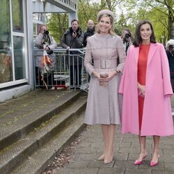 Máxima de Holanda y la Reina Letizia, muy sonrientes en Amsterdam