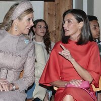 La Reina Letizia y Máxima de Holanda hablando en LAB6 en la Visita de Estado de los Reyes de España a Países Bajos