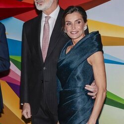 El Rey Felipe coge por la cintura a la Reina Letizia en su visita al Museo Straat en Ámsterdam