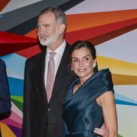 El Rey Felipe coge por la cintura a la Reina Letizia en su visita al Museo Straat en Ámsterdam