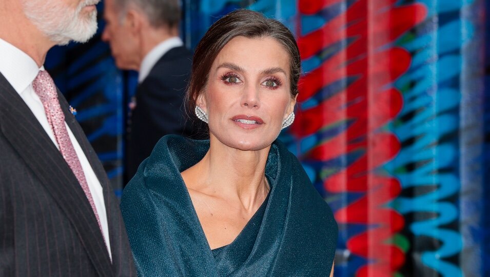 Primer plano de la Reina Letizia en su visita al Museo Straat de Ámsterdam