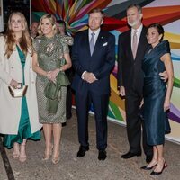 Los Reyes Felipe y Letizia y los Reyes Guillermo y Máxima de Holanda junto a la Princesa Amalia en el Museo Straat 