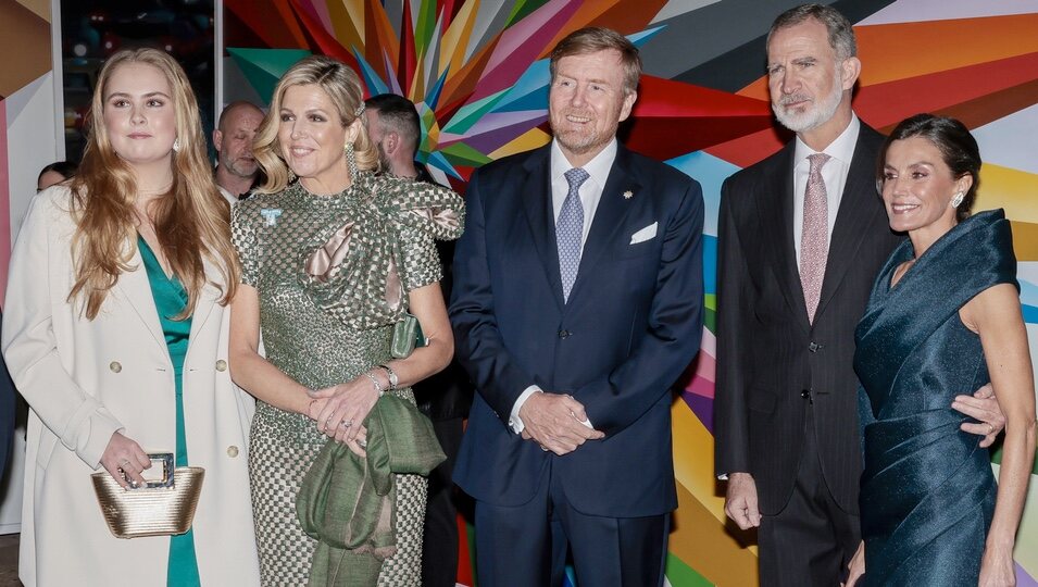 Los Reyes Felipe y Letizia y los Reyes Guillermo y Máxima de Holanda junto a la Princesa Amalia en el Museo Straat 