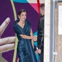 La Reina Letizia saludando en su visita al Museo Straat de Ámsterdam