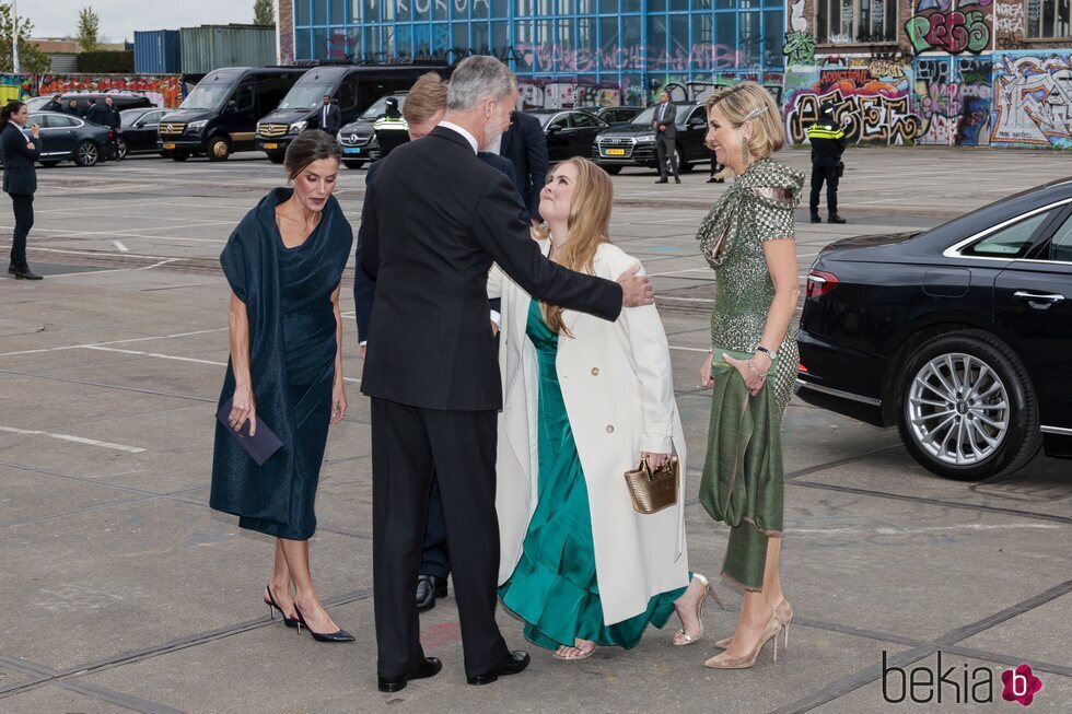 Amalia de Holanda hace una genuflexión ante el Rey Felipe en su Visita de Estado a los Países Bajos