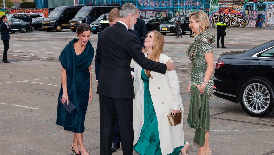 Amalia de Holanda hace una genuflexión ante el Rey Felipe en su Visita de Estado a los Países Bajos