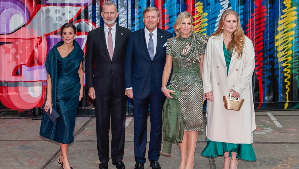 Los Reyes Felipe y Letizia con los Reyes de Holanda y la Princesa en la Visita de Estado a los Países Bajos en el Museo Straat