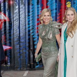 La Reina Máxima junto a su hija, la Princesa Amalia, visitando el Museo Straat de Ámsterdam