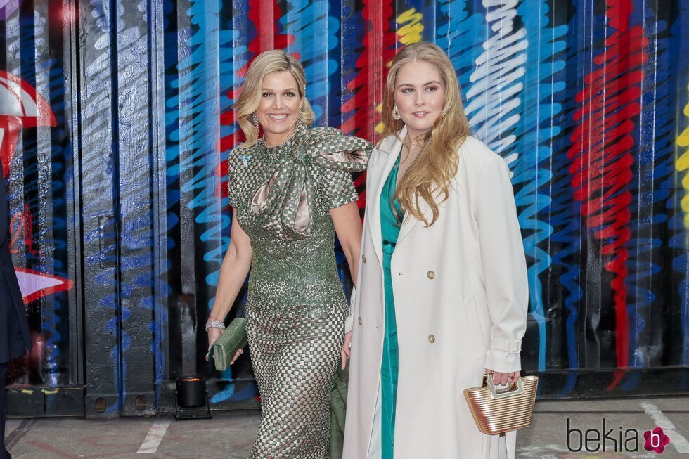 La Reina Máxima junto a su hija, la Princesa Amalia, visitando el Museo Straat de Ámsterdam