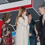 Los Reyes Felipe y Letizia y Amalia de Holanda hablando en el Museo Straat en Ámsterdam