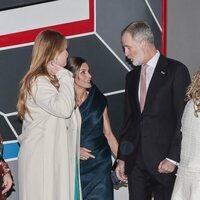 Los Reyes Felipe y Letizia y Amalia de Holanda hablando en el Museo Straat en Ámsterdam