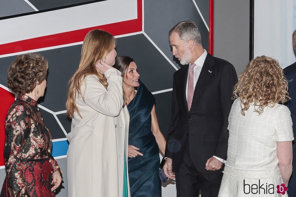 Los Reyes Felipe y Letizia y Amalia de Holanda hablando en el Museo Straat en Ámsterdam