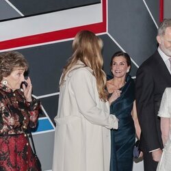 La Reina Letizia sonríe a Amalia de Holanda en el Museo Straat de Amsterdam