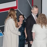 La Reina Letizia sonríe a Amalia de Holanda en el Museo Straat de Amsterdam