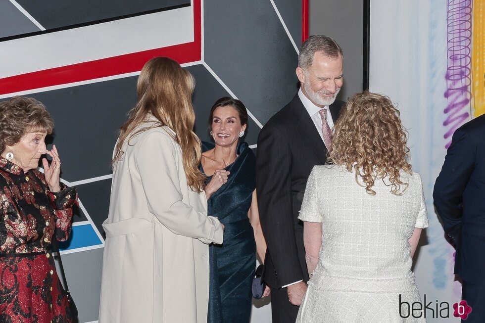 La Reina Letizia sonríe a Amalia de Holanda en el Museo Straat de Amsterdam