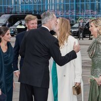 El Rey Felipe VI y Amalia de Holanda se saludan con un beso ante la Reina Letizia y Guillermo Alejandro y Máxima de Holanda