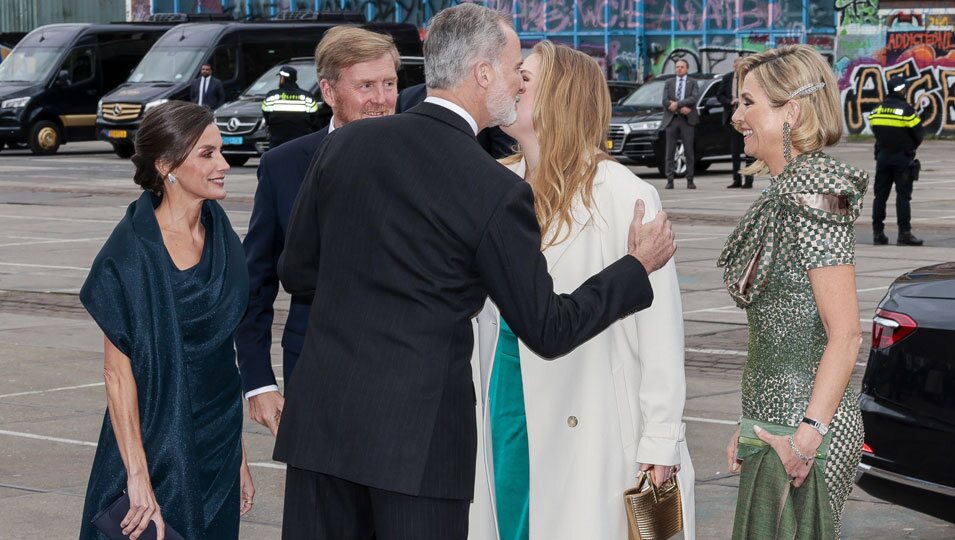 El Rey Felipe VI y Amalia de Holanda se saludan con un beso ante la Reina Letizia y Guillermo Alejandro y Máxima de Holanda