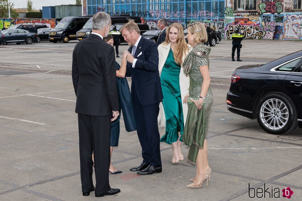 Guillermo Alejandro de Holanda saluda a la Reina Letizia en presencia del Rey Felipe VI y de Máxima y Amalia de Holanda