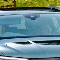 El Rey Carlos III conduciendo junto a la Reina Camilla de camino a misa cerca de Balmoral