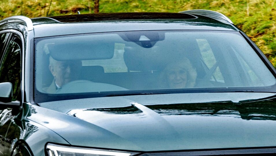 El Rey Carlos III conduciendo junto a la Reina Camilla de camino a misa cerca de Balmoral