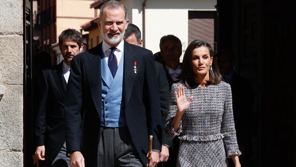 Los Reyes Felipe y Letizia a su llegada a la entrega del Premio Cervantes 2023