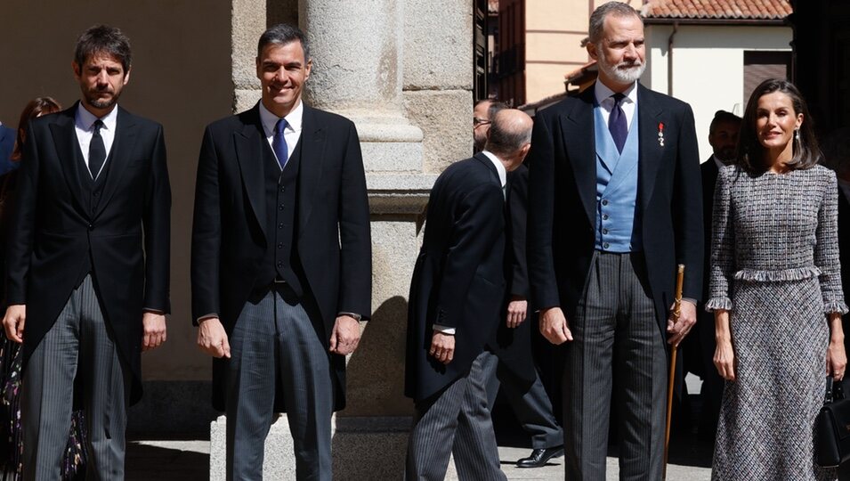 Ernest Urtasun, Pedro Sánchez y los Reyes Felipe y Letizia en la entrega del Premio Cervantes 2023