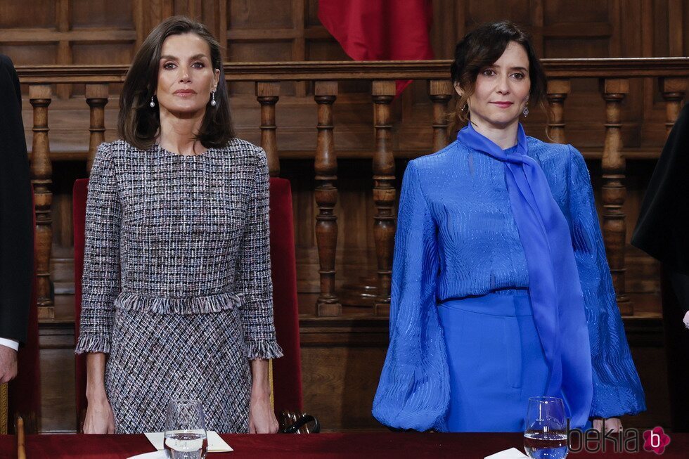 La Reina Letizia e Isabel Díaz Ayuso en la entrega del Premio Cervantes 2023