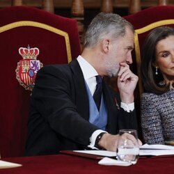 Los Reyes Felipe y Letizia comparten confidencias en la entrega del Premio Cervantes 2023