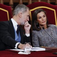 Los Reyes Felipe y Letizia comparten confidencias en la entrega del Premio Cervantes 2023