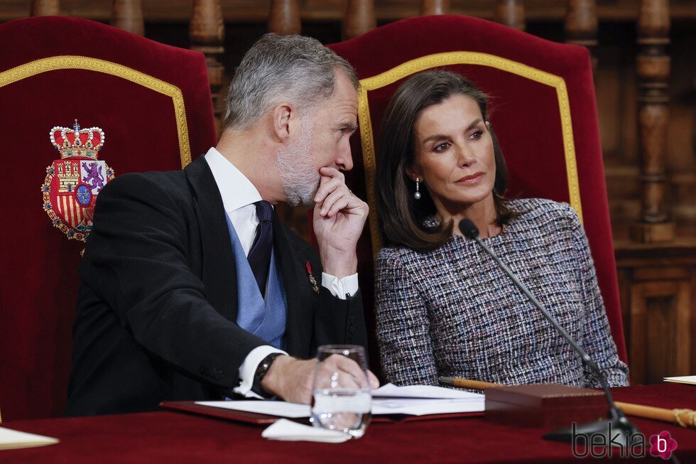 Los Reyes Felipe y Letizia comparten confidencias en la entrega del Premio Cervantes 2023