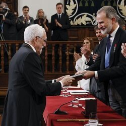 El Rey Felipe VI entrega a Luis Mateo Díez el Premio Cervantes 2023