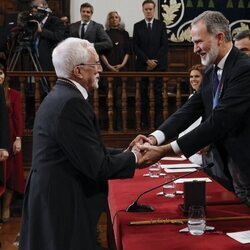 El Rey Felipe VI felicita a Luis Mateo Díez en la entrega del Premio Cervantes 2023