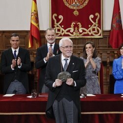 Luis Mateo Díez, aplaudido por los Reyes Felipe y Letizia en la entrega del Premio Cervantes 2023