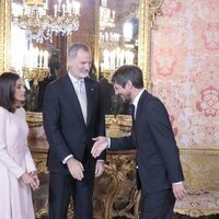 Ernest Urtasun saluda a los Reyes Felipe y Letizia en el almuerzo por el Premio Cervantes 2023