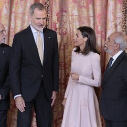 Los Reyes Felipe y Letizia y Luis Mateo Díez en el almuerzo por el Premio Cervantes 2023