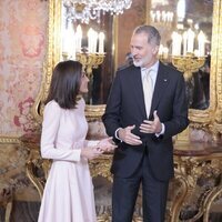 Los Reyes Felipe y Letizia, muy cómplices en el almuerzo por el Premio Cervantes 2023