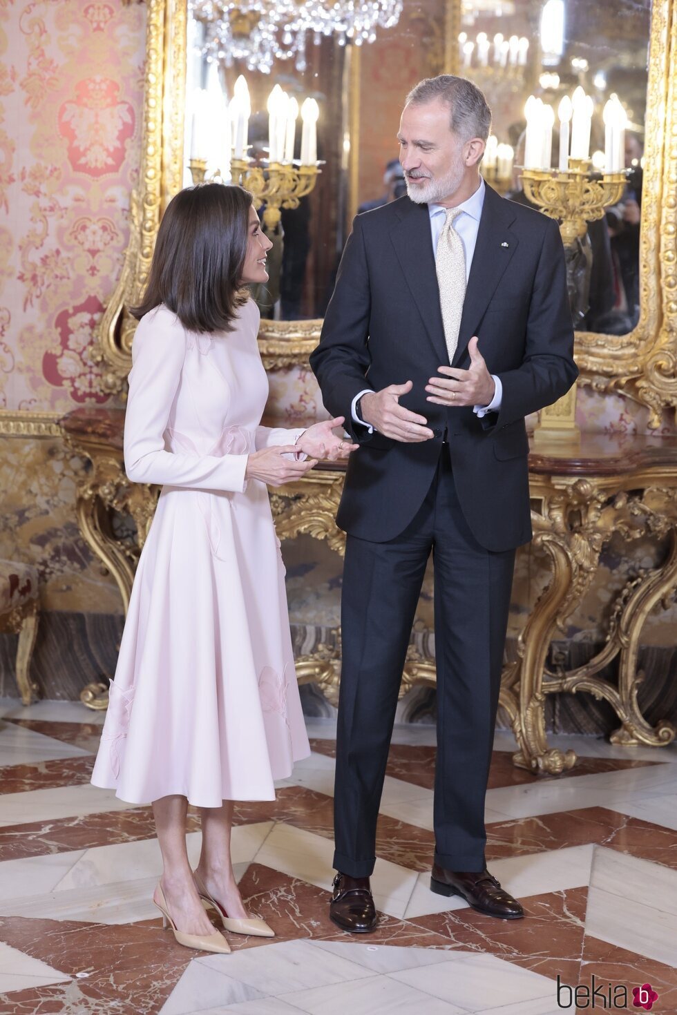 Los Reyes Felipe y Letizia, muy cómplices en el almuerzo por el Premio Cervantes 2023