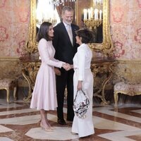 Sonsoles Ónega saluda a los Reyes Felipe y Letizia en el almuerzo por el Premio Cervantes 2023